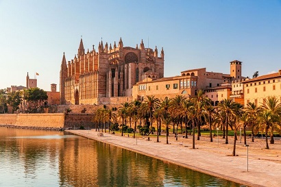 Spain city accused of treating tourists 'like animals'
