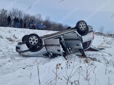 Արագածոտնում «Opel Zafira»-ն գլխիվայր հայտնվել է դաշտում. կան վիրավորներ. վարորդի վիճակը ծայրահեղ ծանր է