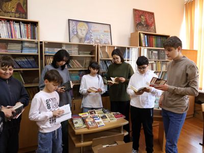 «Գազպրոմ Արմենիա» ընկերության աշխատողները ավելի քան 700 գիրք են նվիրել մի շարք դպրոցների (ֆոտո)