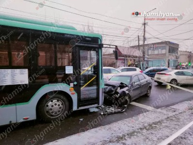 В Ереване произошло ДТП с участием пассажирского автобуса