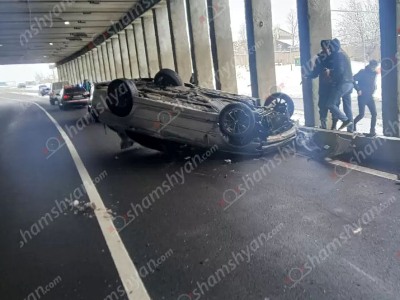 Արմավիր-Էջմիածին ճանապարհին «BMW»-ն բախվել է բետոնե արգելապատնեշներին և գլխիվայր շրջվել