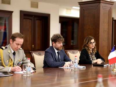 Պապիկյանն ու Ֆրանսիայի դեսպանը քննարկել են պաշտպանության ոլորտում համագործակցության ծրագրերն ու առաջիկա անելիքները