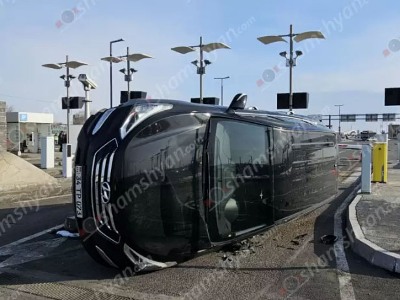 «Hyundai»-ն «Զվարթնոց»-ում բախվել է բետոնե հատվածին և կողաշրջվել. օգնության են հասել անվտանգության աշխատակիցները
