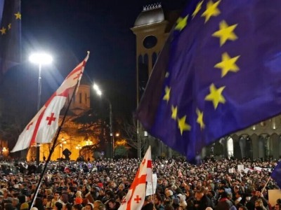 СВР: ЕС прорабатывает доставку валюты протестующим в Грузии через Армению
