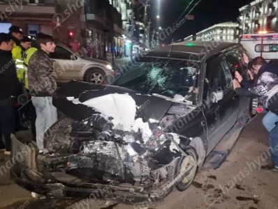Երևանում բախվել են «Lada Priora»-ն և «Volkswagen Golf»-ը, վերջինս էլ բախվել է կայանված «Volkswagen» -ին․ կա վիրավոր