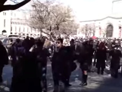 Участники акции в защиту Рубена Варданяна шествием отправились к зданию правительства Армении