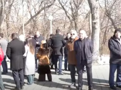 Սումգայիթում հայերի ջարդերի զոհերի հիշատակին կազմակերպված ակցիայի մասնակիցները երթ են սկսել