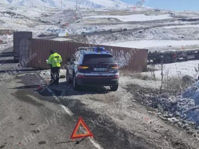 Սյունիքի մարզում 51-ամյա իրանցի վարորդը «MAZ» բեռնատարով հայտնվել է երթևեկելի գոտուց դուրս․ կոնտեյները կողաշրջվել է