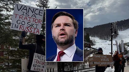 Приехавшего на курорт с семьей вице-президента США встретили проукраинские демонстранты с оскорбительными плакатами