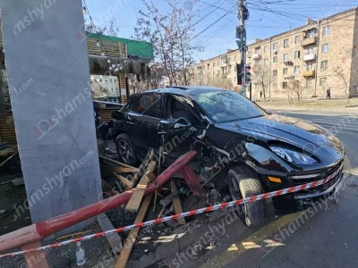 Հալաբյան-Արզումանյան խաչմերուկում բախվել են թիվ 7 երթուղու ավտոբուսը և Porsche Macan-ը. վերջինս կոտրել է մայթի նստարանը