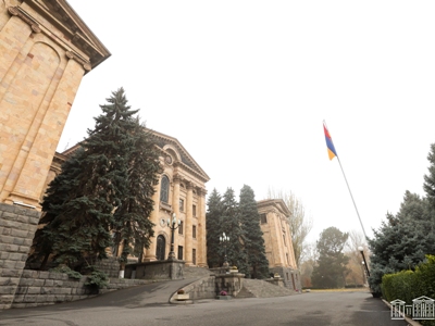 Անհետ կորած զինծառայողների ծնողները ԱԺ-ում են. նրանք կհանդիպեն Անդրանիկ Քոչարյանի հետ