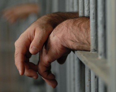 В УИУ «Нубарашен» арестованный мужчина прибил ладонь к столу надзирателя