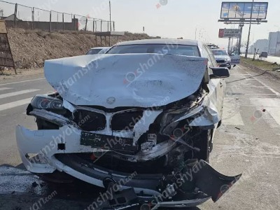 «Կարմիր խաչ»-ի մոտ բախվել են «BMW»-ն ու «Opel»-ը. վերջինս կոտրել է բաժանարար գոտու 2 ծառ. կան վիրավորներ
