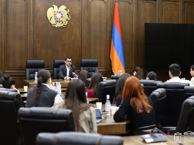 Вице-спикер НС РА встретился со студентами ЕГУ и Академии государственного управления