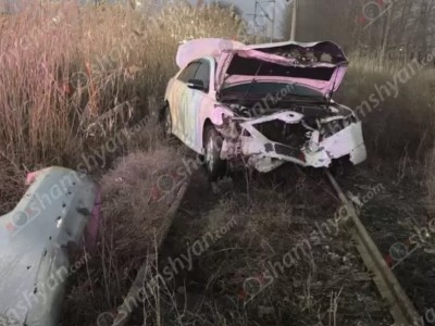 В Мецаморе автомобиль съехал с проезжей части дороги и попал на железнодорожные пути
