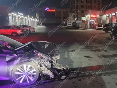 Երևանում «Nissan Altima»-ն բախվել է կայանված «Toyota»-ին. մեքենայի կոտրված մասերը շպրտվել ու վնասել են «Mitsubishi»-ն
