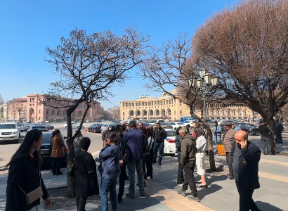 Բողոքի ակցիայի ժամանակ անհետ կորած զինվորներից մեկի հոր ինքնազգացողությունը վատացել է. շտապօգնություն են կանչել