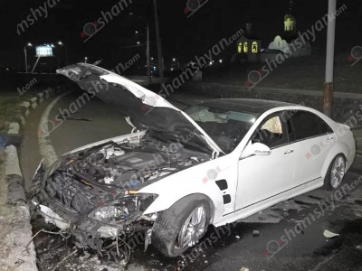 Իսակովի պողոտայում «Mercedes»-ը բախվել է ցուցանակին, կոտրել այն ու հայտնվել ճանապարհի մեջտեղում