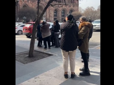 Բողոքի ակցիա կառավարության մետ. մի խումբ արցախցիներ հանդիպում են պահանջում փոխվարչապետի հետ