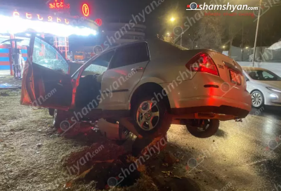 Երևանում 24-ամյա վարորդը «Nissan»-ով բախվել է ցուցանակին, ապա՝ բետոնե հատվածին. մեքենան ասես հայտնված լինի օդում