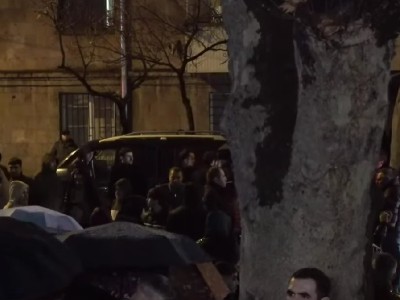 Участники акции протеста в Ереване открыли улицу Мамиконянц