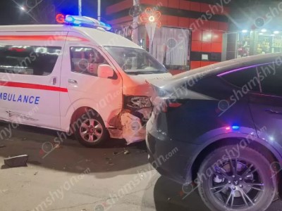 ДТП в Арташате: столкнулись карета скорой помощи и «Tesla»