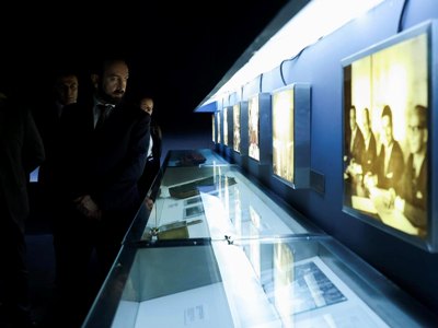 Глава МИД Армении посетил мемориал, посвященный Жуселину Кубичеку