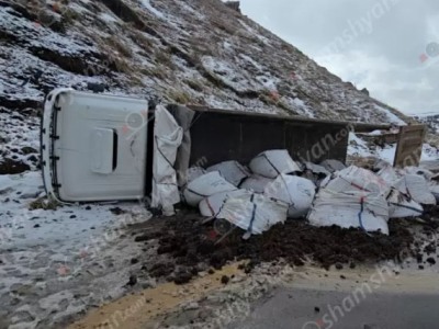 Արագածոտնում մի քանի տոննա տորֆով բարձված «Shacman» բեռնատարը մերկասառույցի պատճառով կողաշրջվել է