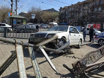 «Երիտասարդական» մոտ բախվել են թիվ 20 համար ավտոբուսն ու Mercedes-ը. վերջինս էլ կոտրել է ճաղավանդակը. Կան վիրավորներ