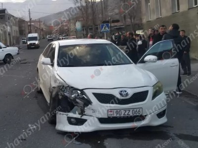 Գորիսում բախվել են «Toyota Camry»-ն և «ԳԱԶ 31029»-ը. կա տուժած. Shamshyan.com