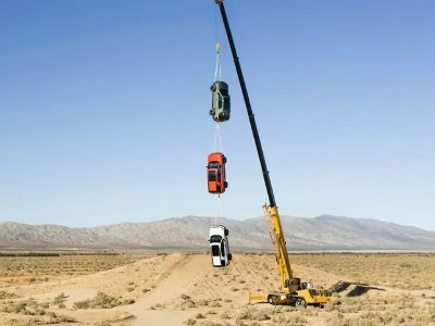 Honda-ն ցուցադրել է երեք նոր քրոսովեր՝ դրանք մեկը մյուսի հետևից կախելով կռունկի վրա