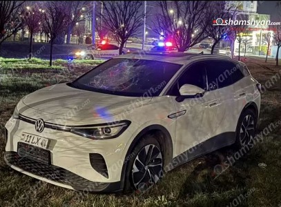 Երևանում «Volkswagen ID4»-ով բախվել է բազալտե եզրաքարերին, կոտրել ու վնասել ծառեր, ապա հայտնվել կանաչ գոտում