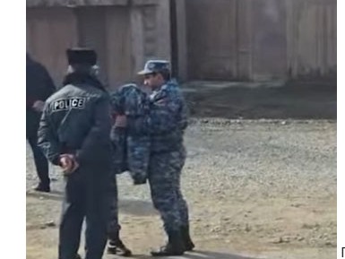 Գյումրիում 31/53 տեղամասի մոտ, որտեղ պետք է քվեարկի ՔՊ-ի թեկնածու Սարիկ Մինասյանը, ոստիկաններ են հավաքված