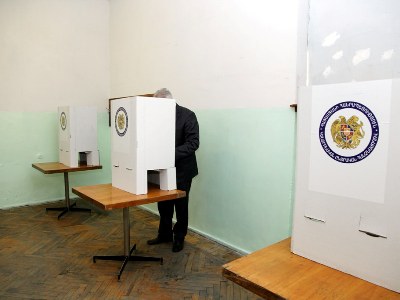 «Ախուրյանցին ի՞նչ գործ ունի այստեղ քվեարկի». Միջադեպ տեղամասում