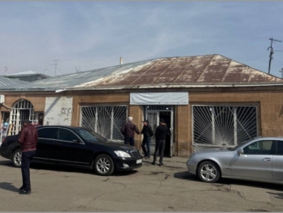 Այս պահին Գյումրիի ՔՊ նախընտրական շտաբում հավաքվել են ՔՊ կուսակցականներ, պաշտոնյաներ