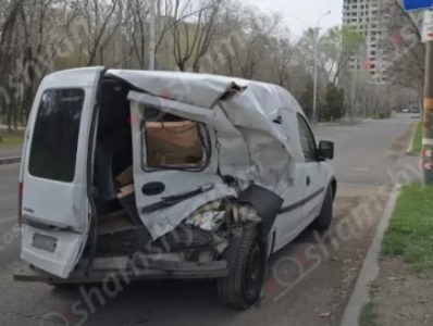 Երևանում «Volkswagen»-ը բախվել է «Իվանյանս» ՍՊԸ-ի «Opel Combo»-ին և այն մոտ 80 մետր առաջ հրել. Ինքն էլ հայտնվել գազոնում