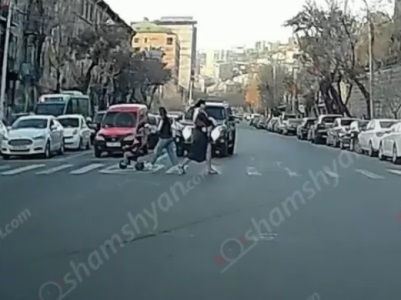 Երևանում կառավարական համարանիշներով ջիպը երթևեկել է հանդիպակաց, անցել կարմիրի տակով, վտանգել մանկասայլակով կնոջ կյանքը