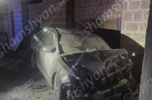Կոտայքում «Toyota Camry»-ն դուրս է եկել երթևեկելի գոտուց և բախվել շինության պատին․ կան վիրավորներ