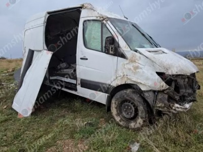 Արագածոտնում Mercedes Sprinter-ը մի քանի պտույտ շրջվել է և հայտնվել է դաշտում. Գարեջրի շշեր են թափվել