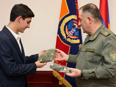 ԶՈՒ ԳՇ պետը ՊՆ վարչական համալիրում ընդունել է 10-րդ դասարանի աշակերտին