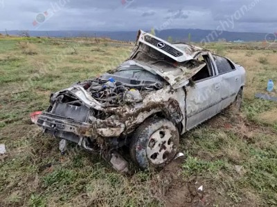 Արագածոտնում «Opel»-ը բախվել է հողաթմբին, ծառերին և մի քանի պտույտ շրջվելով` հայտնվել դաշտում