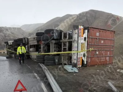 Սյունիքի մարզում իրանցի վարորդը բեռնատարով բախվել է երկաթե արգելապատնեշներին և կողաշրջվել. Shamshyan.com