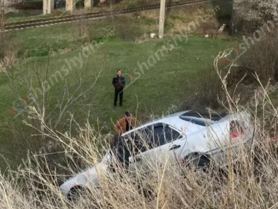 Վանաձորում «Mercedes»-ը դուրս է եկել երթևեկելի գոտուց և հայտնվել ձորակում․shamshyan.com