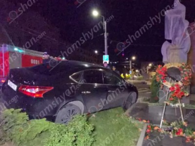 Երևանում Nissan-ը դուրս է եկել ճանապարհից և հայտնվել ՆԳՆ գլխավոր մուտքի մոտ գտնվող հուշարձանի մոտ՝ կոտրելով ծաղկեպսակը