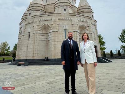 ԱՄՆ դեսպան Քրիստինա Քվինը մասնակցել է եզդիական Նոր տարվա տոնակատարությանը