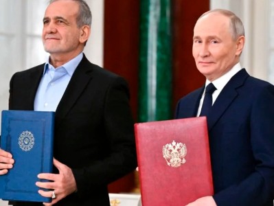 Putin signs law ratifying partnership treaty with Iran
