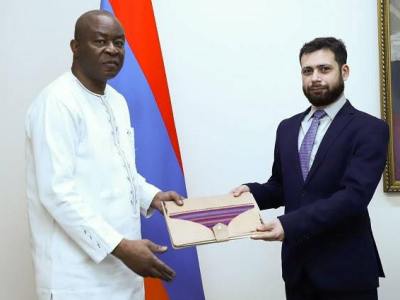 Բուրկինա Ֆասոյի նորանշանակ դեսպանն իր հավատարմագրերի պատճենն է հանձնել ՀՀ ԱԳ փոխնախարարին