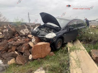 Օշականի խաչմերուկում բախվել են Hyundai Sonata-ն ու Nissan Tiid»-ն. վերջինս բախվել է քարերին. հղի կինը հոսպիտալացվել է