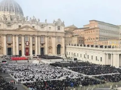 Vatican: Pope's funeral attended by 200,000 people