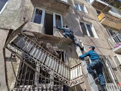 Արտակարգ դեպք Երևանում. Շենգավիթում 2-րդ հարկի պատշգամբը փլուզվել է, լվացքը փռող կինն ընկել է ցած